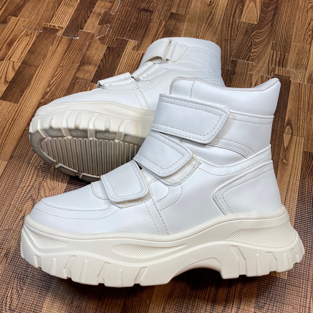 Dolls Kill womens white chunky boots. Size 8 US size 39 UK